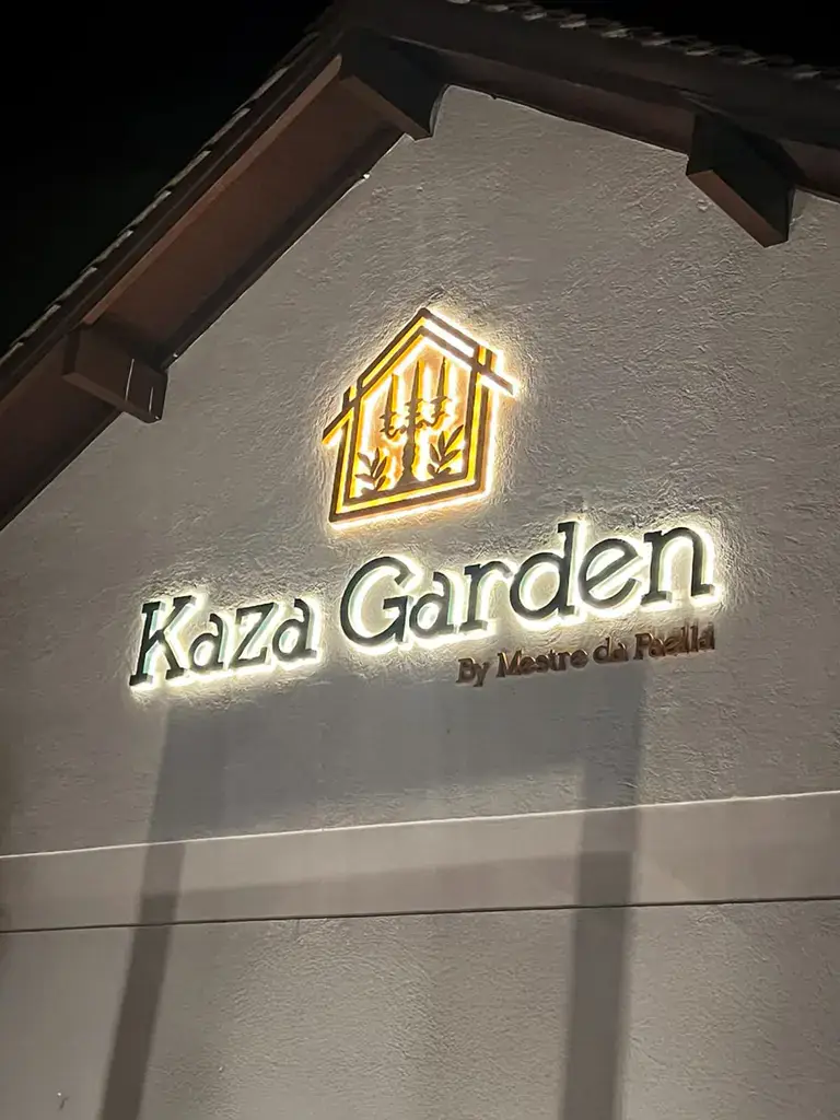 Letras caixa iluminadas do restaurante Kaza Garden
