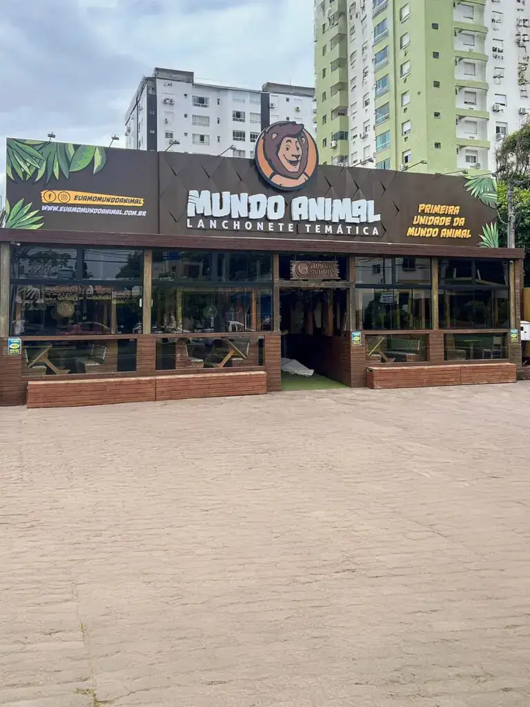 Fachada temática da lanchonete Mundo Animal